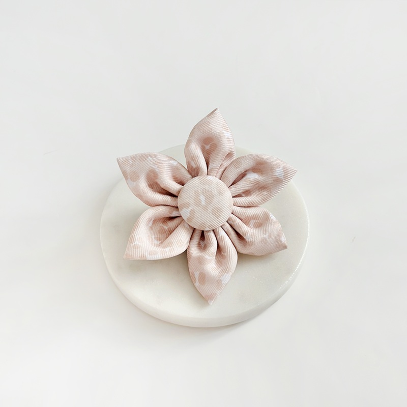 Nude Chic Leopard Collar Flower